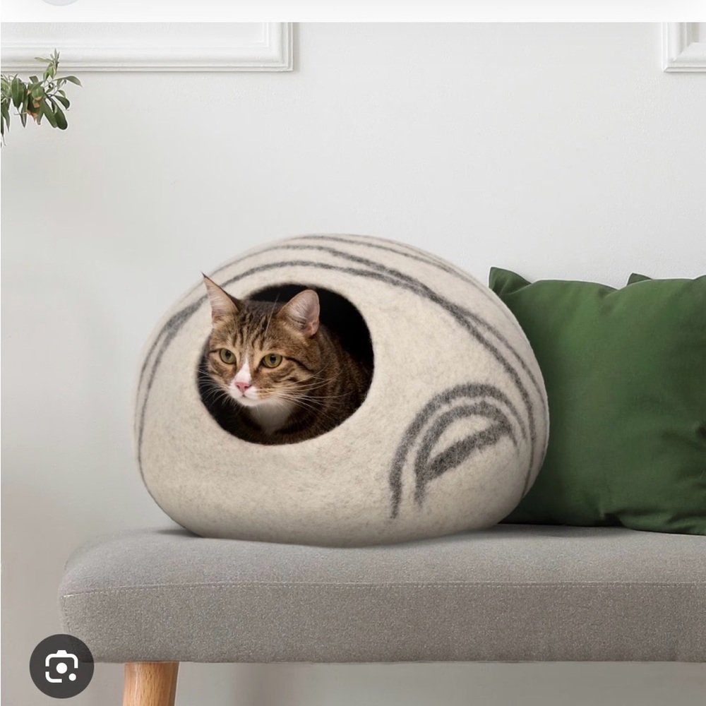 NWT Meowfia handmade wool cat cave with felt ball - size large